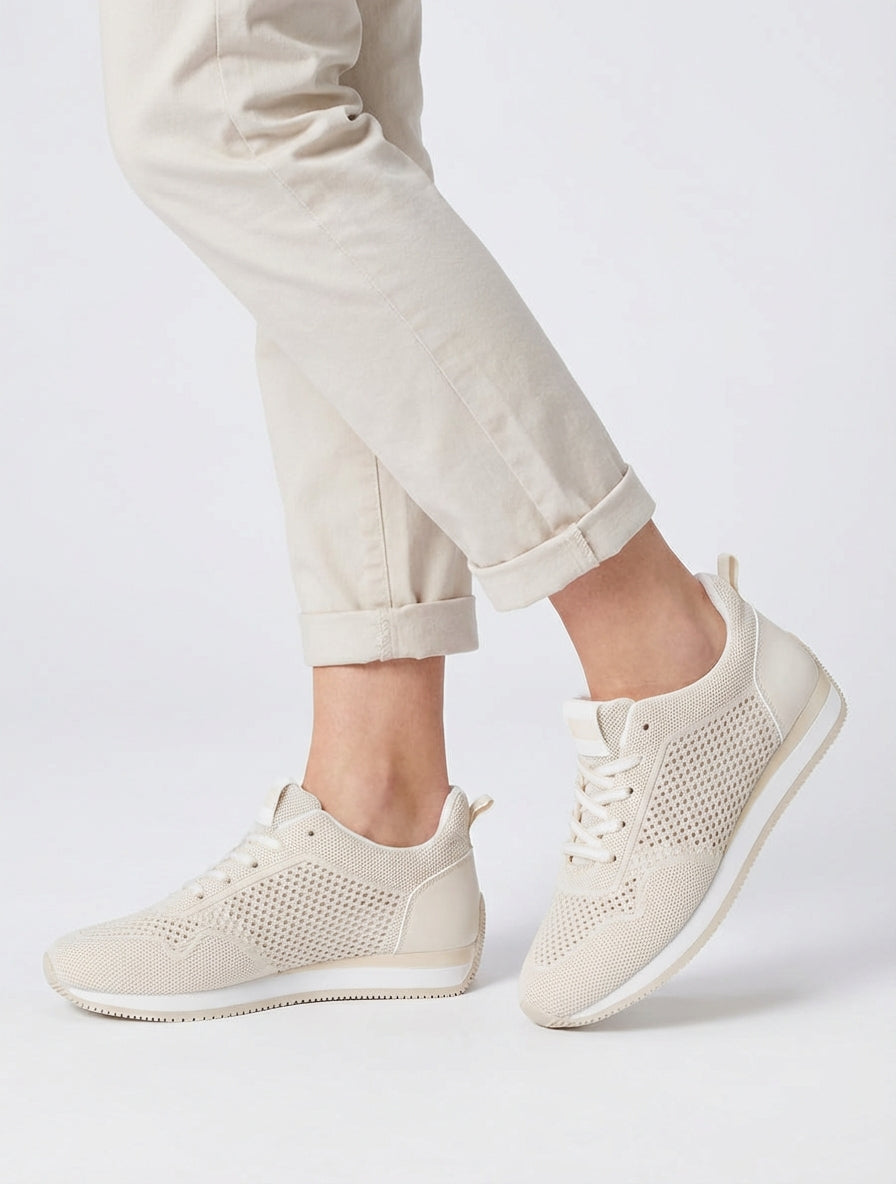 Zapatillas de tela calada. - Beis