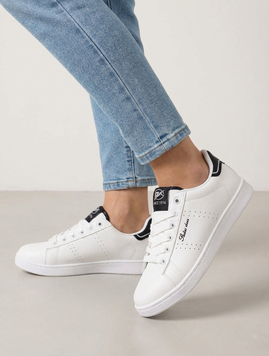 Zapatillas de imitación con inscripción bordada. - Blanco/negro