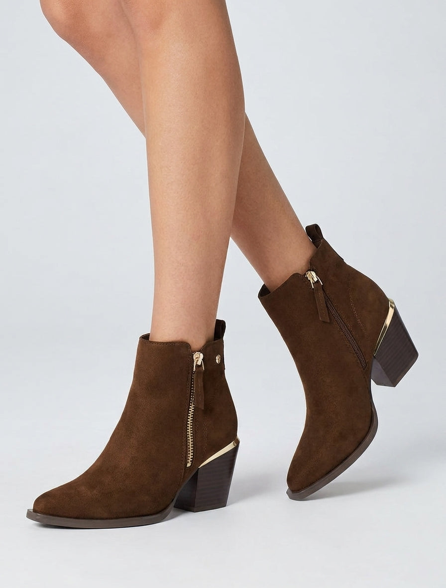 Botines de ante con cremallera decorativa y puntas puntiagudas. - Marrón