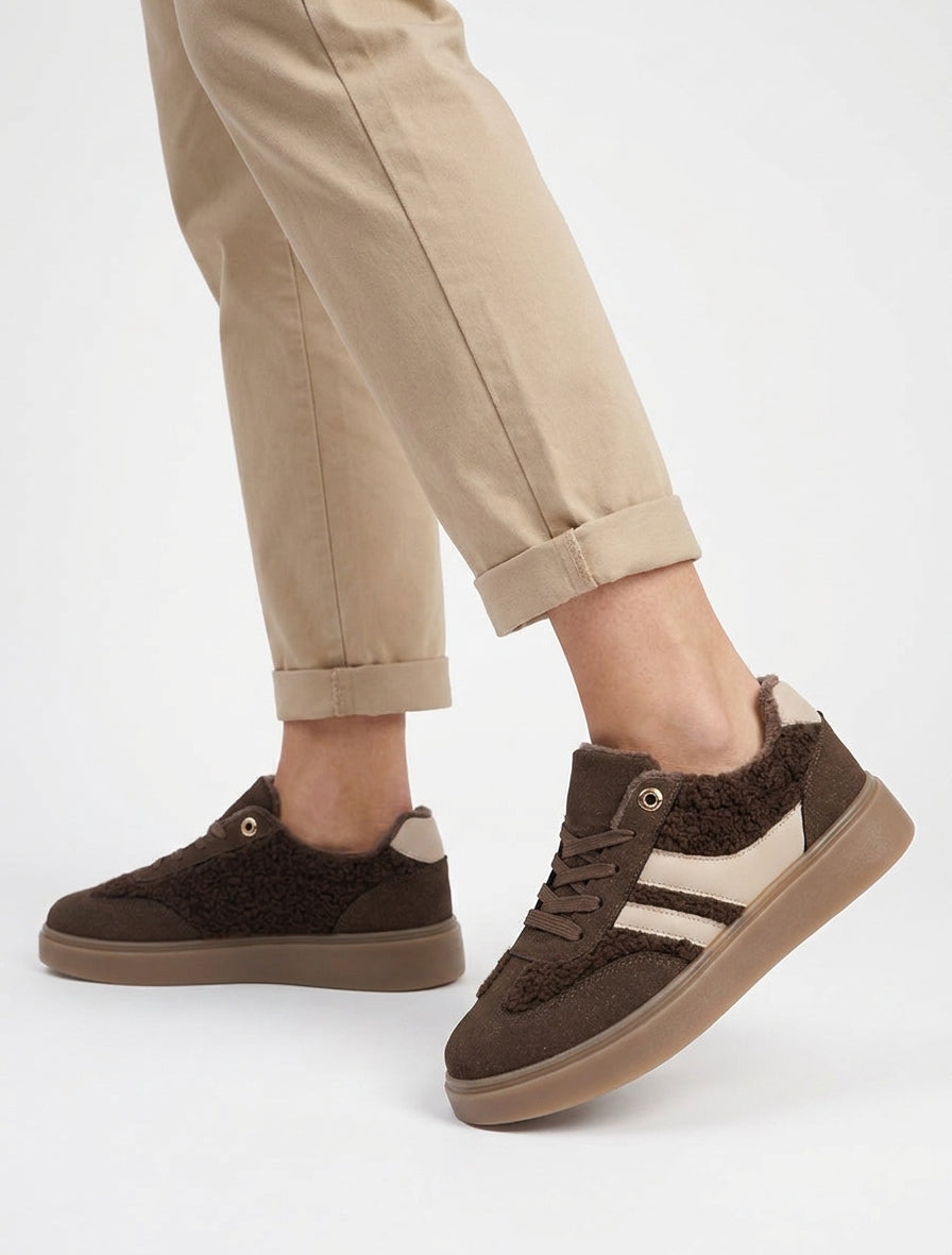Zapatillas bajas con inserciones efecto lana rizada - Marrón