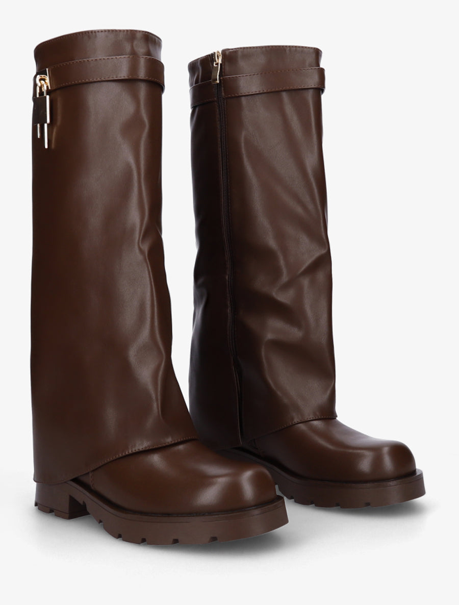 Bottes en simili à revers et bijou cadenas - Marron - 4