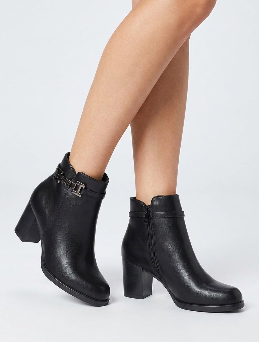 Botines de imitación con correa decorativa - Negro