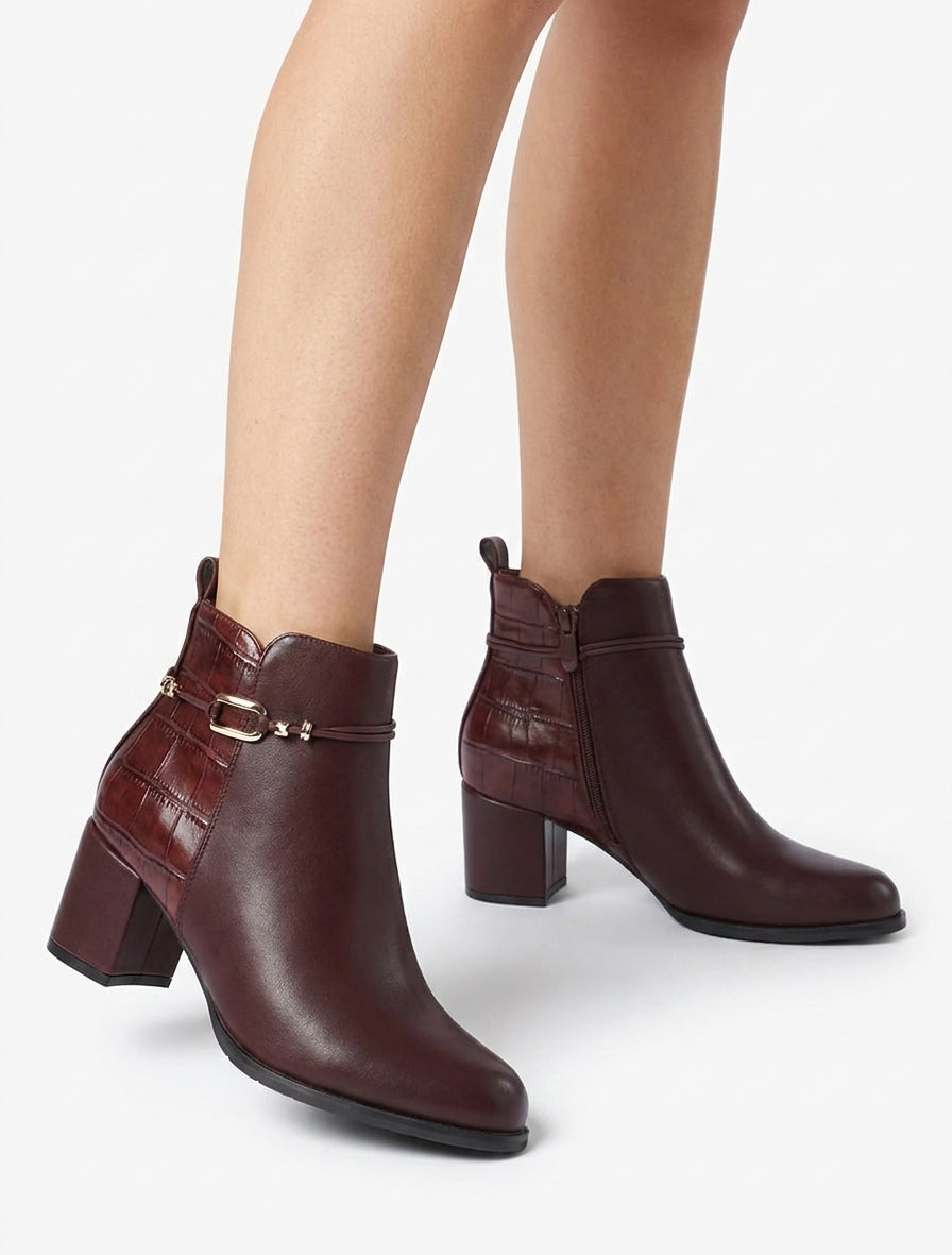 Botines con inserciones de cocodrilo y adornos metálicos - Burdeos