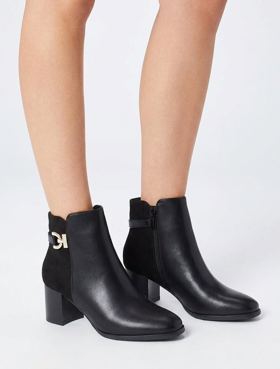 Botines bicolor con hebilla adornada con strass. - Negro