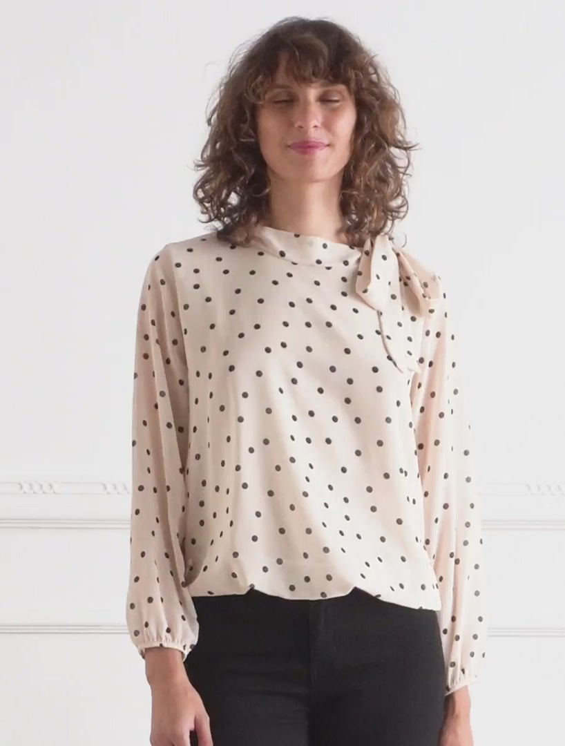 Top de lunares con cuello lavallière - Beis