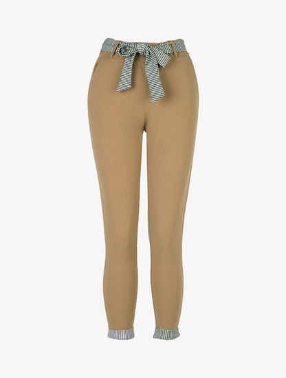 Pantalón 7/8 con dobladillos de pata de gallo. - Topo
