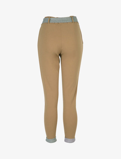 Pantalón 7/8 con dobladillos de pata de gallo. - Topo