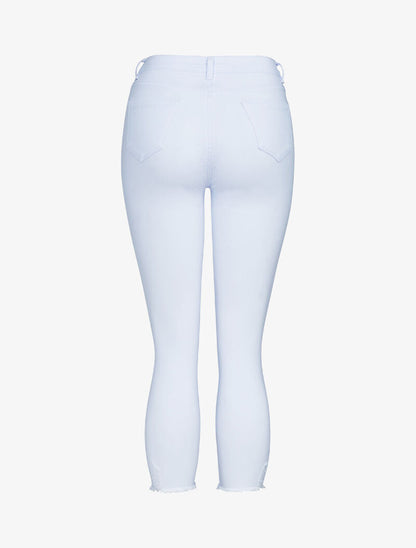 Jean 7/8 con detalles de desgaste y bordes deshilachados. - blanco