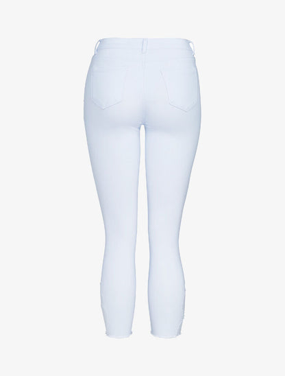 Jean 7/8 con rodillas rasgadas y detalles de desgaste - blanco
