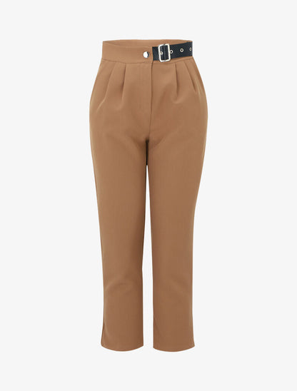Pantalón 7/8 con cinturón estilizado - camello