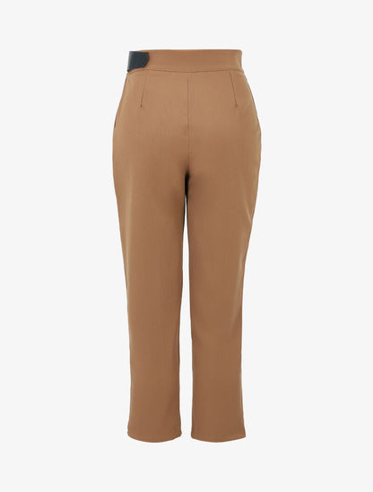 Pantalón 7/8 con cinturón estilizado - camello