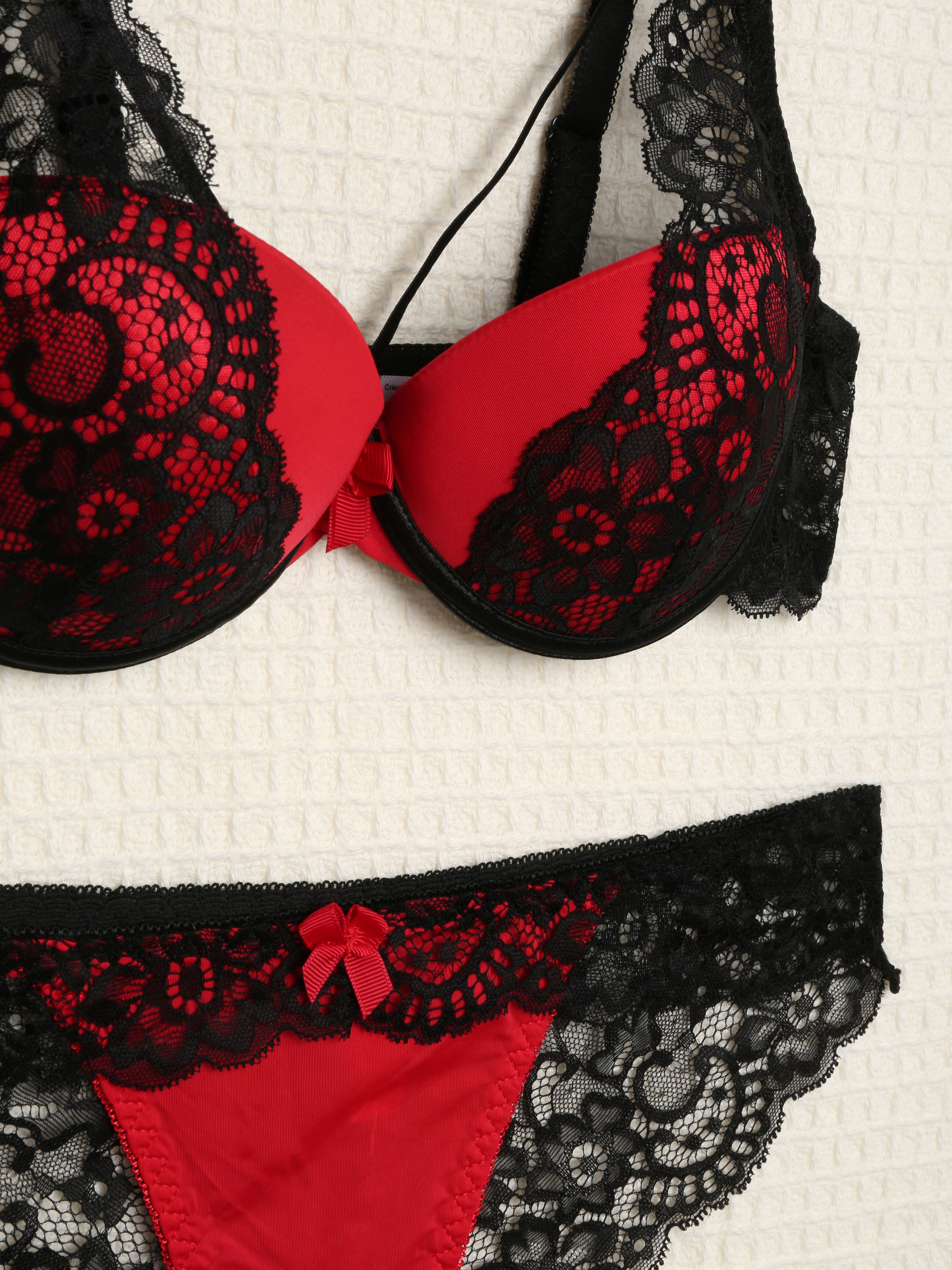 Ensemble à bords dentelle et lace out - Rouge/noir - 3