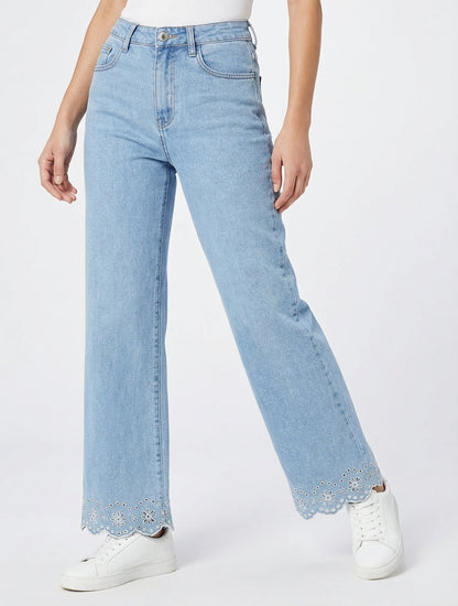 Jean de pierna ancha con motivo de flores caladas. - Azul