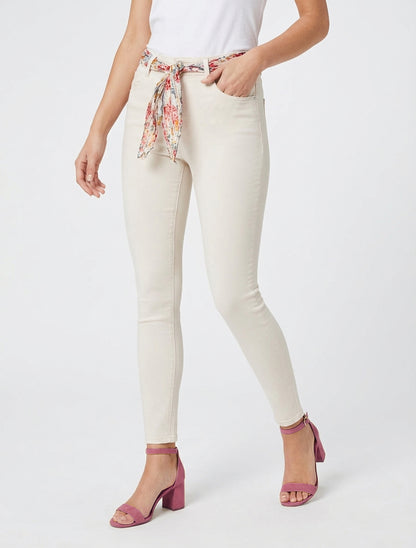 Vaqueros ajustados con cinturón estampado. - Beige claro