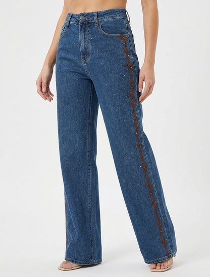 Jean de pierna ancha con strass y bordados florales. - Azul denim