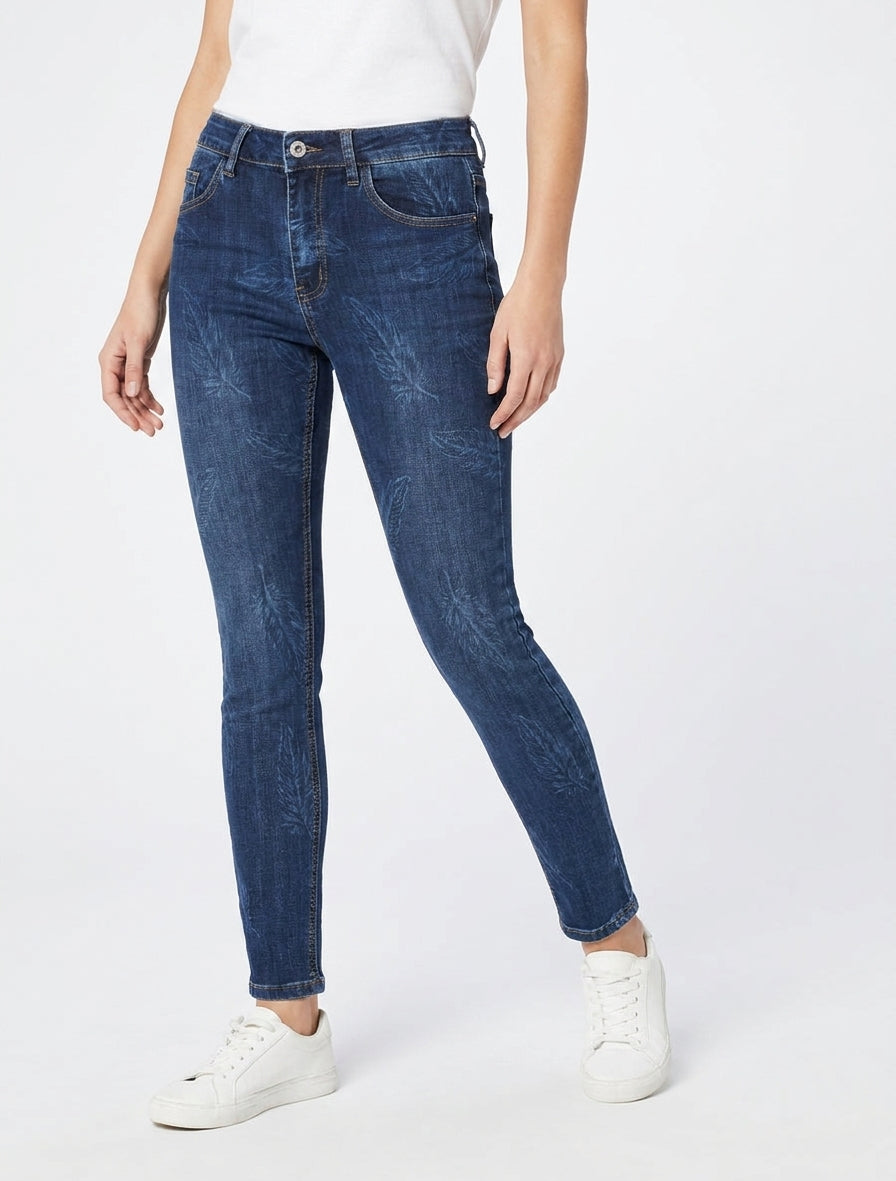 Jean de corte ajustado con estampado de plumas - Azul denim