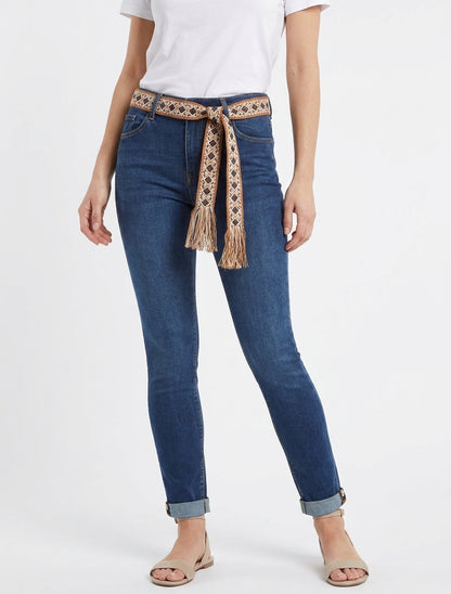 Jean slim con cinturón gráfico y bordes con dobladillo. - Azul denim