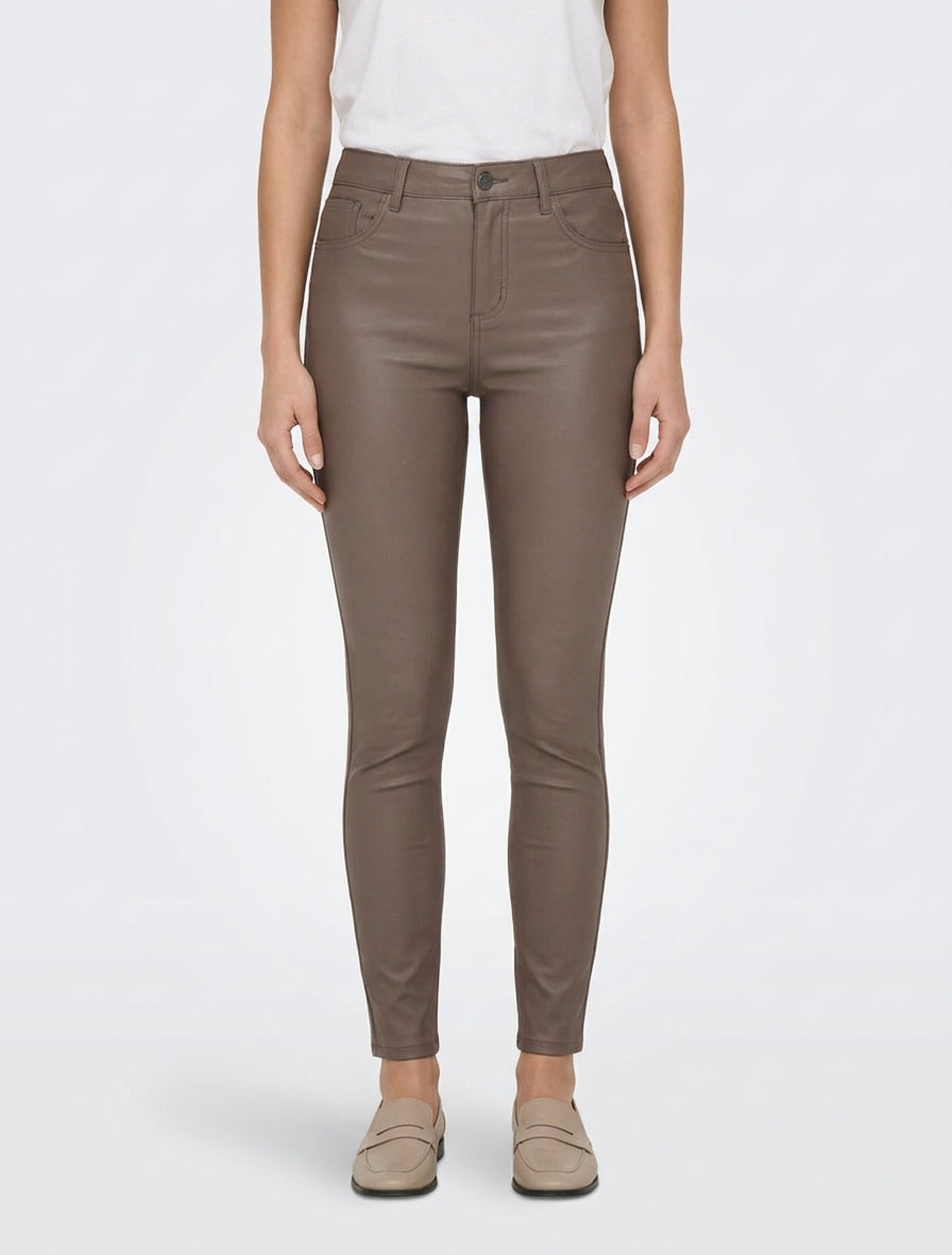 Pantalón slim de efecto revestido en símil. - Topo oscuro