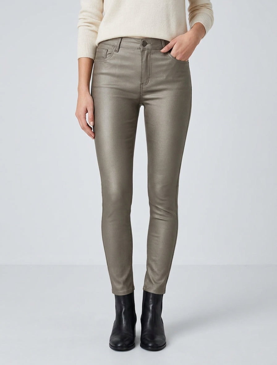 Pantalón slim de efecto revestido en símil. - Oro oscuro