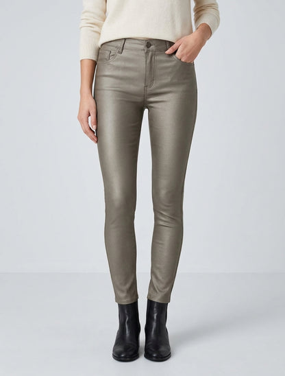 Pantalón slim de efecto revestido en símil. - Oro oscuro