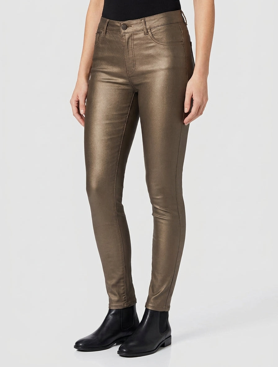 Pantalón slim de efecto revestido en símil. - Bronce