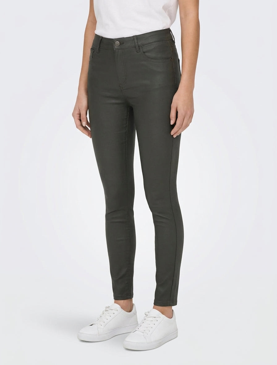 Pantalón slim de efecto revestido en símil. - Caqui oscuro