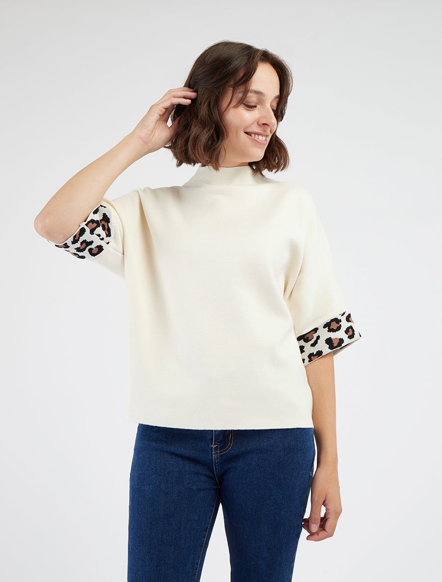 Suéter de cuello alto con detalle de estampado de leopardo. - Blanco