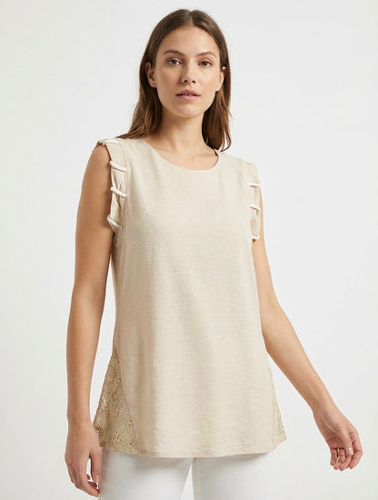 Top liso con detalle de efecto cuerdas y bordados calados. - Beis