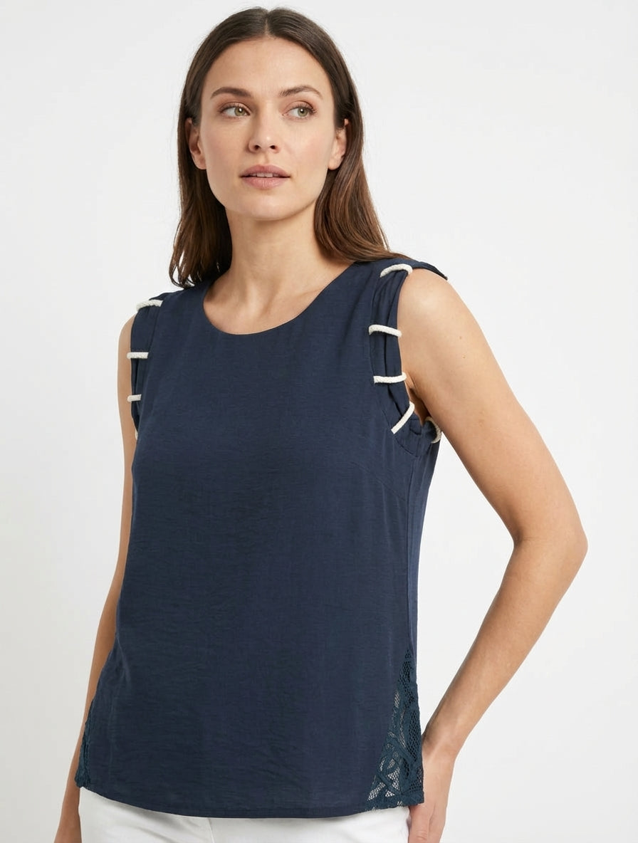 Top liso con detalle de efecto cuerdas y bordados calados. - Marine
