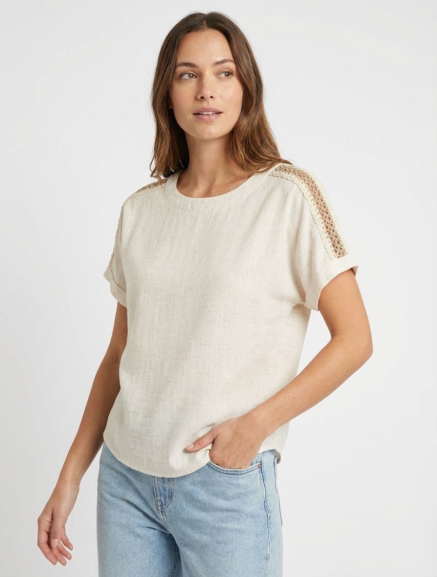 Top de mangas cortas con bordados calados - Crema