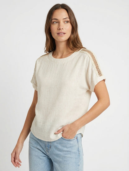 Top de mangas cortas con bordados calados - Crema