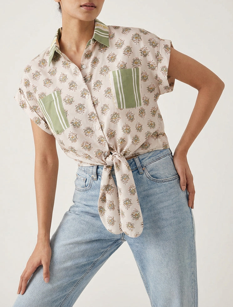 Camisa corta para atar con estampado floral. - Verde oliva