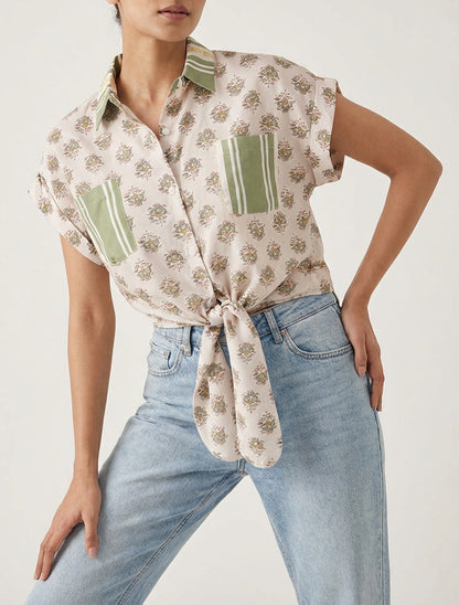Camisa corta para atar con estampado floral. - Verde oliva