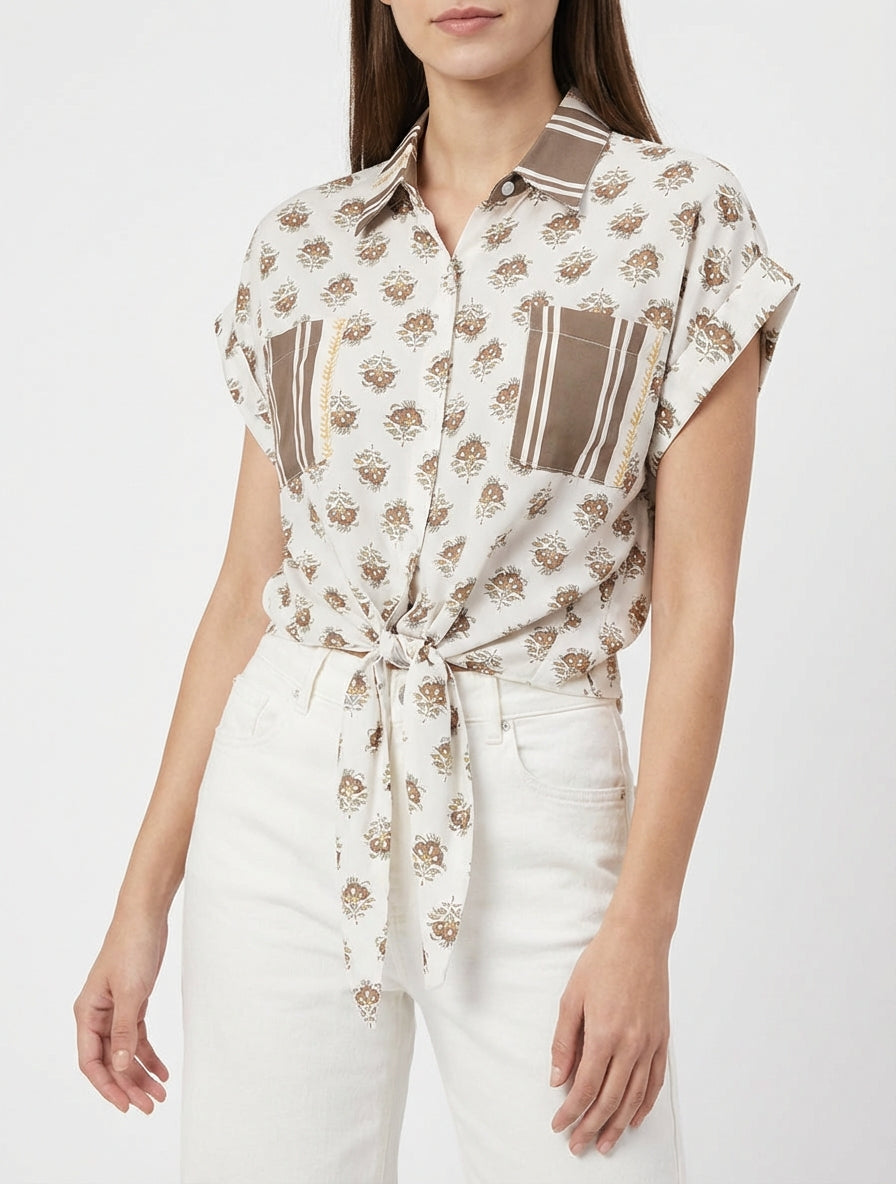Camisa corta para atar con estampado floral. - Marrón