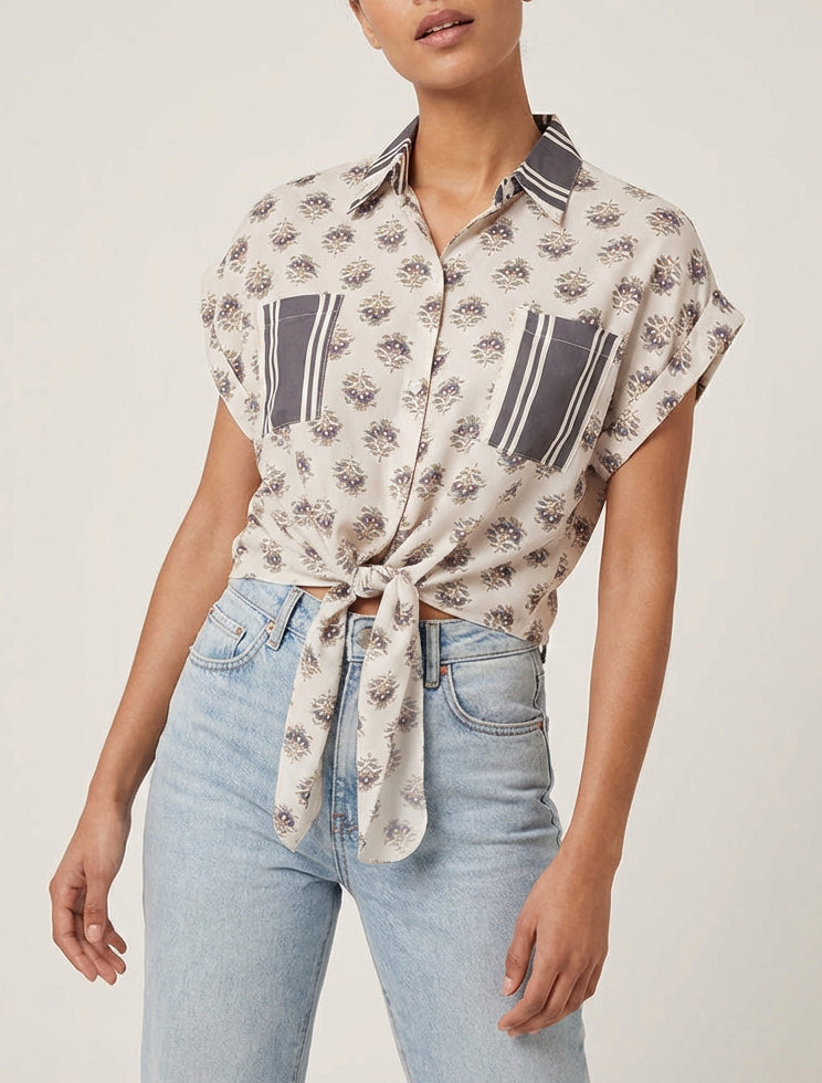 Camisa corta para atar con estampado floral. - Gris oscuro