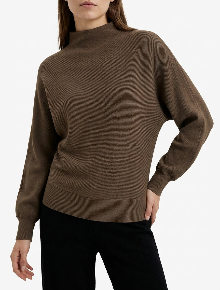 Jersey recto con cuello alto y mangas murciélago. - Marrón