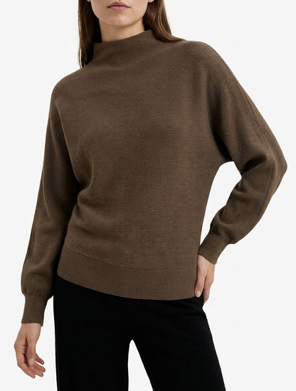 Jersey recto con cuello alto y mangas murciélago. - Marrón