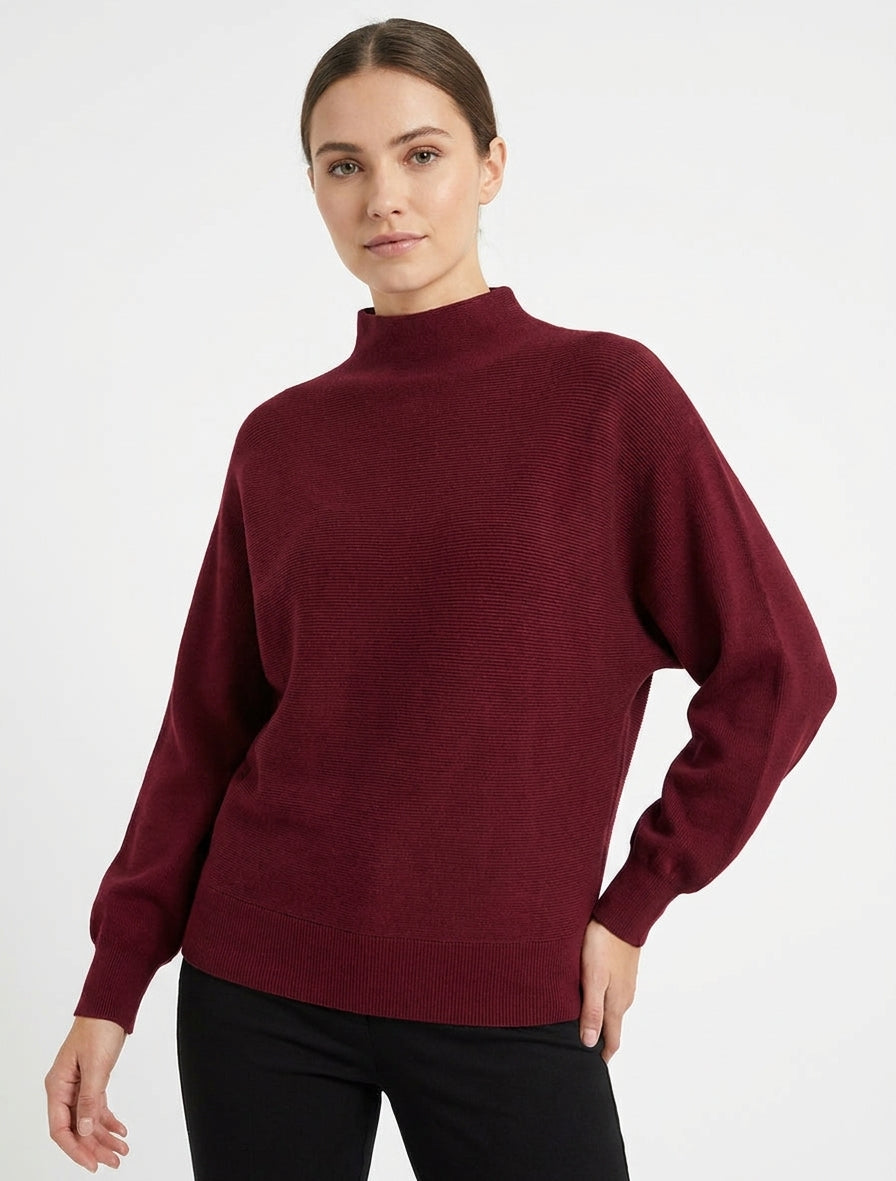 Jersey recto con cuello alto y mangas murciélago. - Burdeos