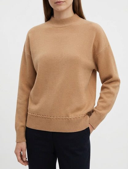 Jersey holgado con cuello alto y costura decorativa. - Camello