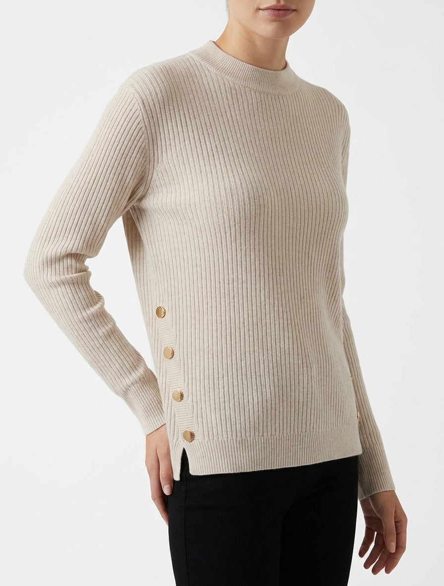 Jersey de canalé con canesú de botones decorativos. - Beis