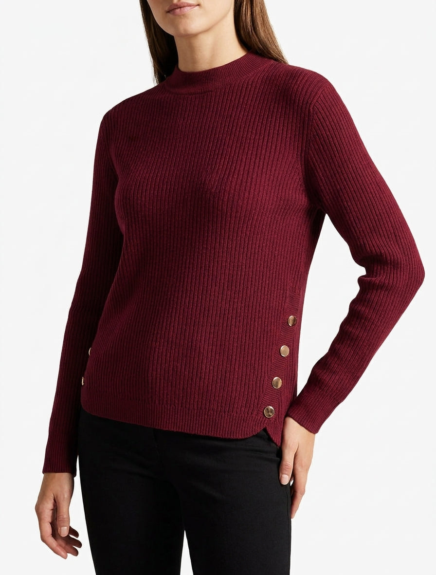 Jersey de canalé con canesú de botones decorativos. - Burdeos