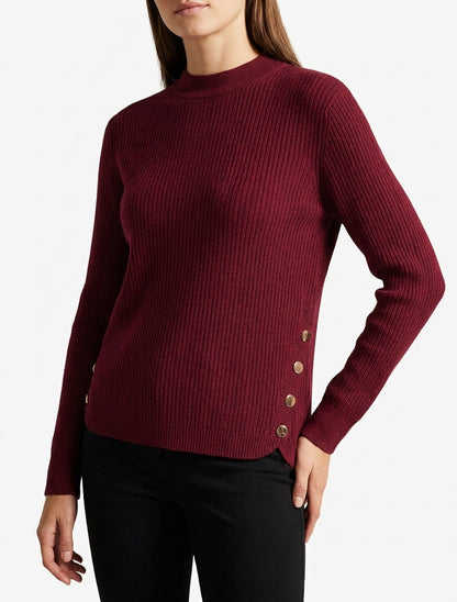 Jersey de canalé con canesú de botones decorativos. - Burdeos