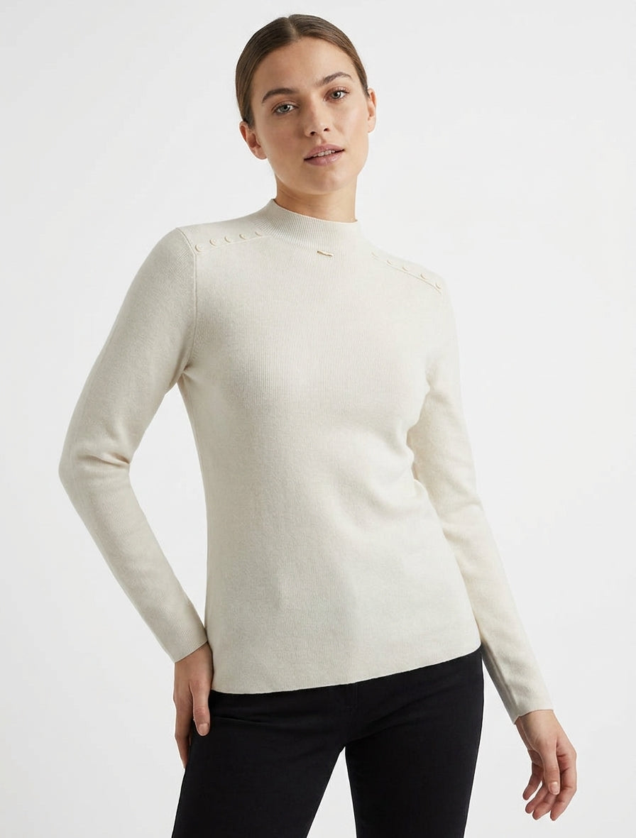 Suéter recto con cuello alto y botones decorativos - Beis