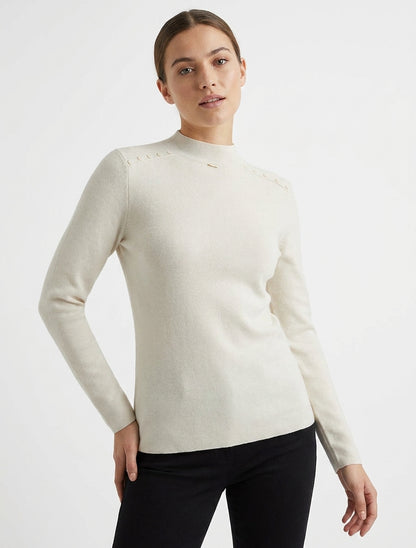 Suéter recto con cuello alto y botones decorativos - Beis