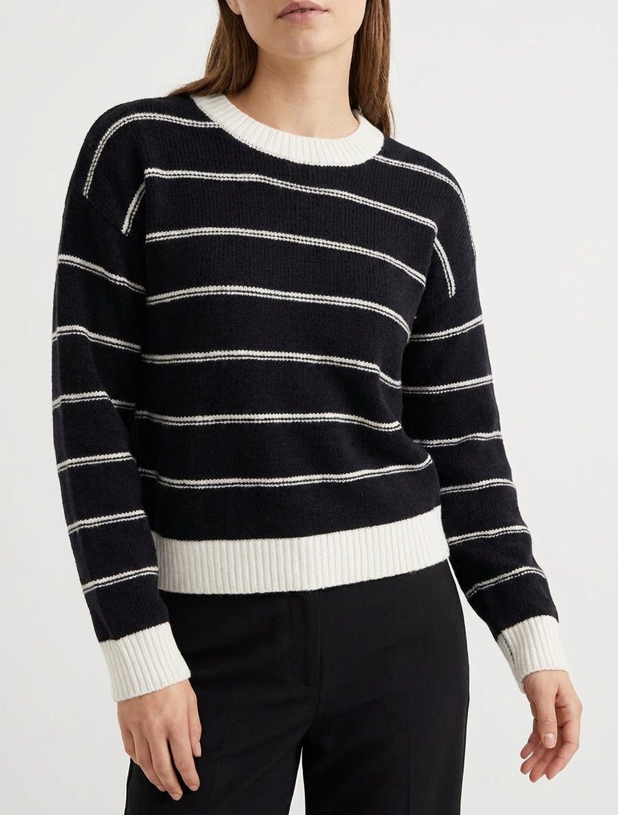Jersey recto a rayas con cuello y bordes acanalados. - Negro