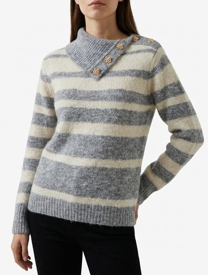 Suéter a rayas con cuello chal fantasía y botón joya - Gris/beige