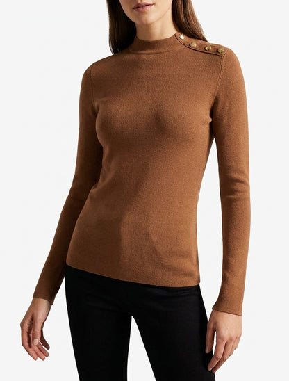 Jersey fino ajustado con cuello alto y botones decorativos. - Camello