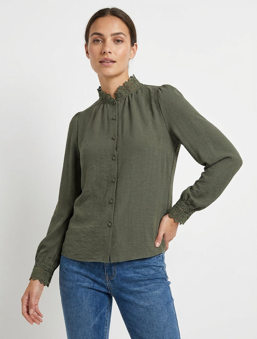 Blusa fluida con cuello mao de encaje - Caqui