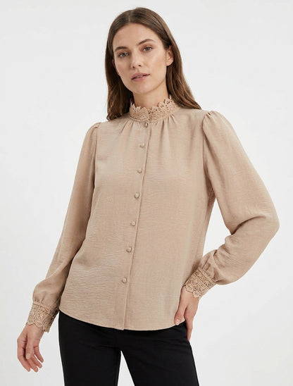 Blusa fluida con cuello mao de encaje - Beis