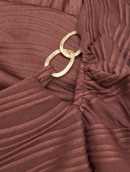Top texturé à col bénitier et bijou - Marron - 3